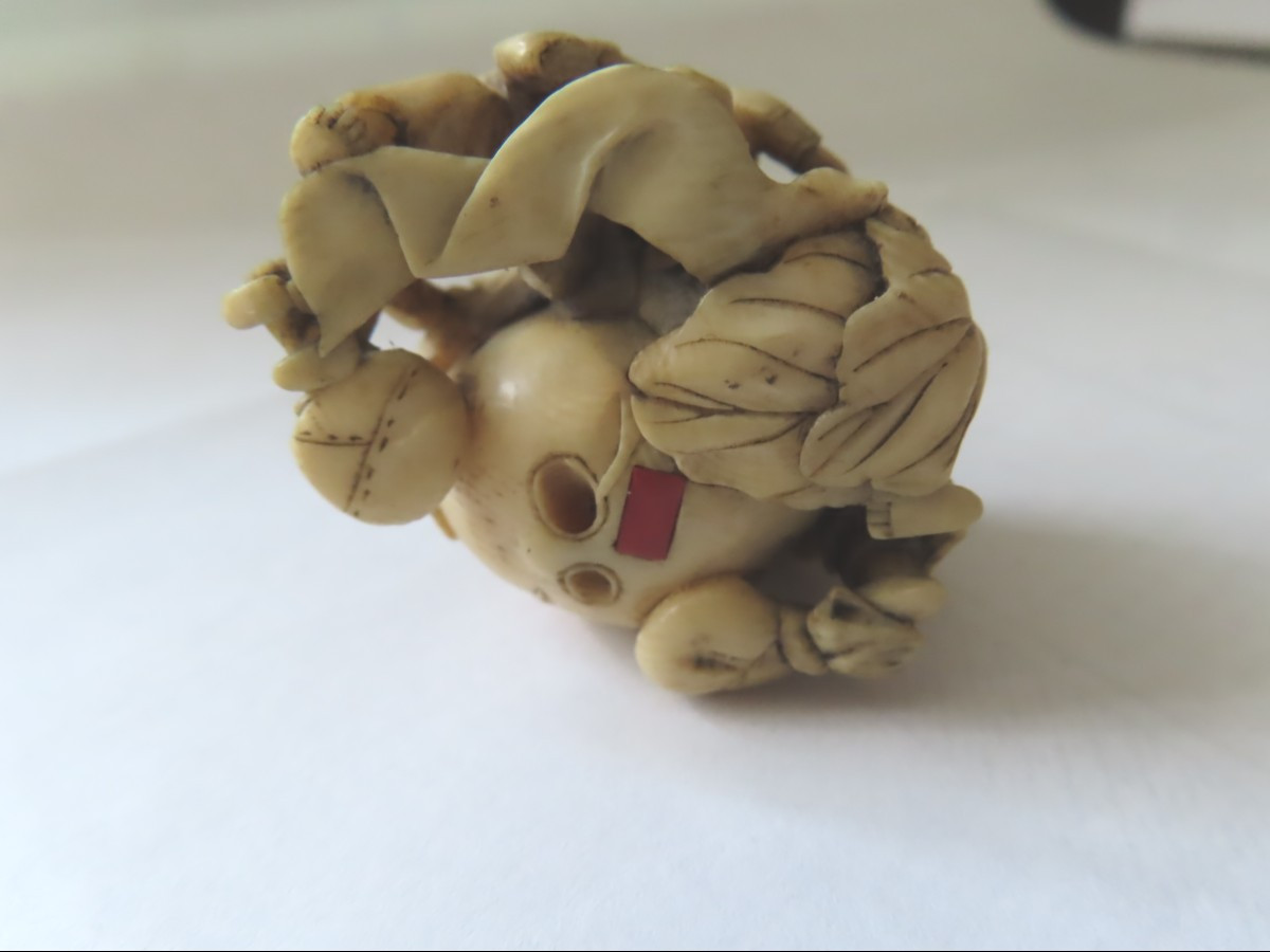 Netsuke en ivoire. Les  petits hommes au kaki. Japon époque Meiji (1868-1912 )-photo-3