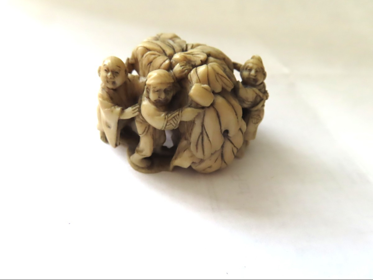Netsuke en ivoire. Les  petits hommes au kaki. Japon époque Meiji (1868-1912 )