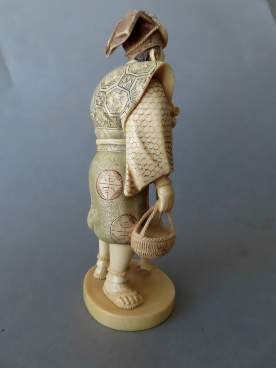Ivory Okimono. Samurawashi And His Monkey. Japan Taisho Period (1912-1928 )-photo-1