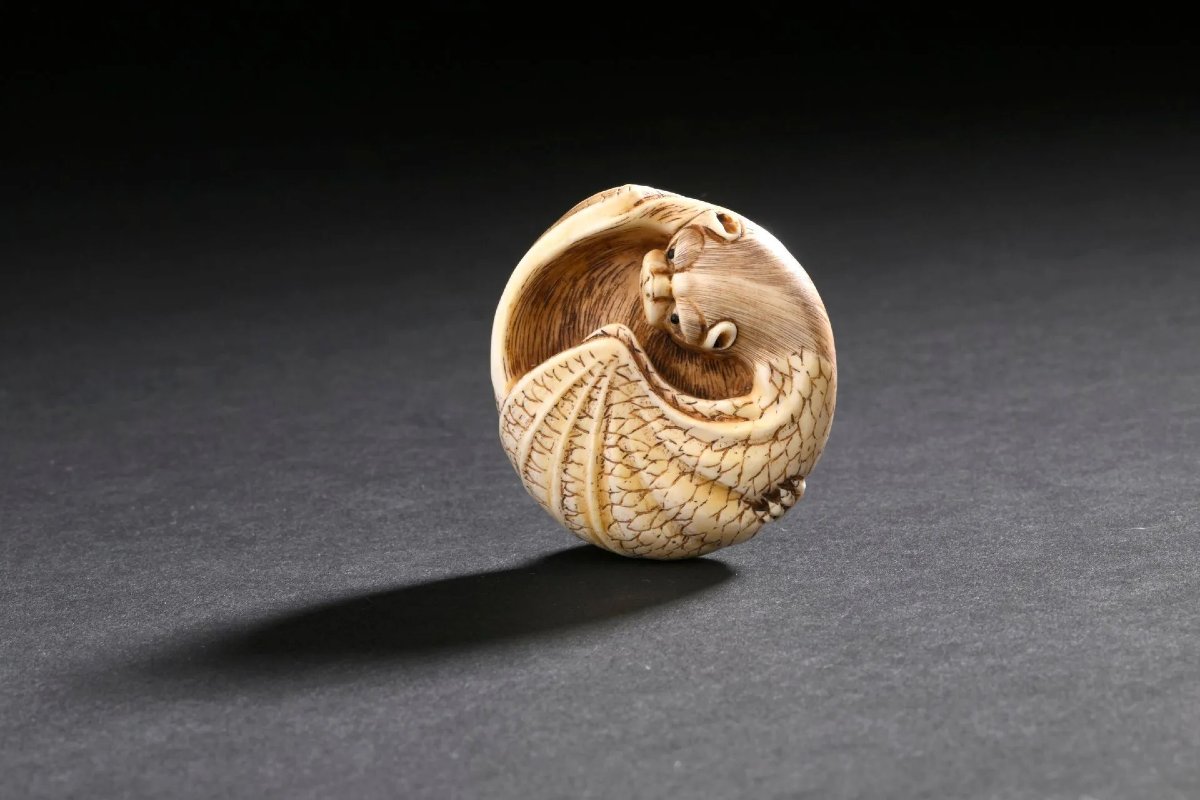 Netsuke à la chauve-souris. Signé  Kutani Yoshi + Kakihan. Japon