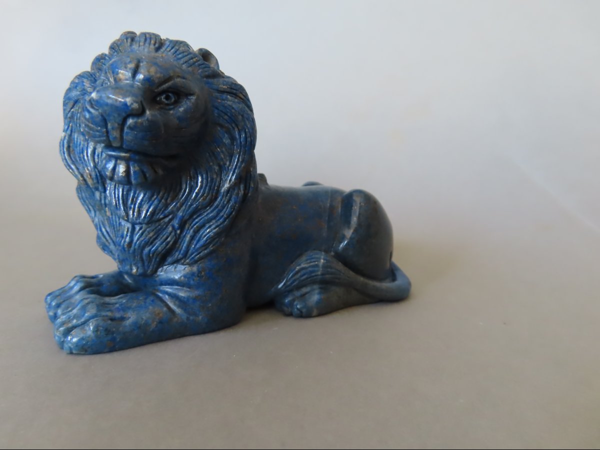 Lion couché en lapis lazuli.-photo-2