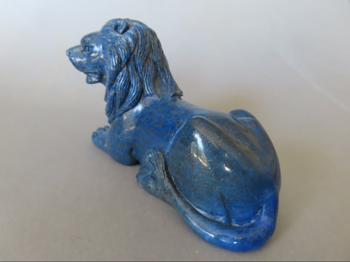 Lion couché en lapis lazuli.-photo-3
