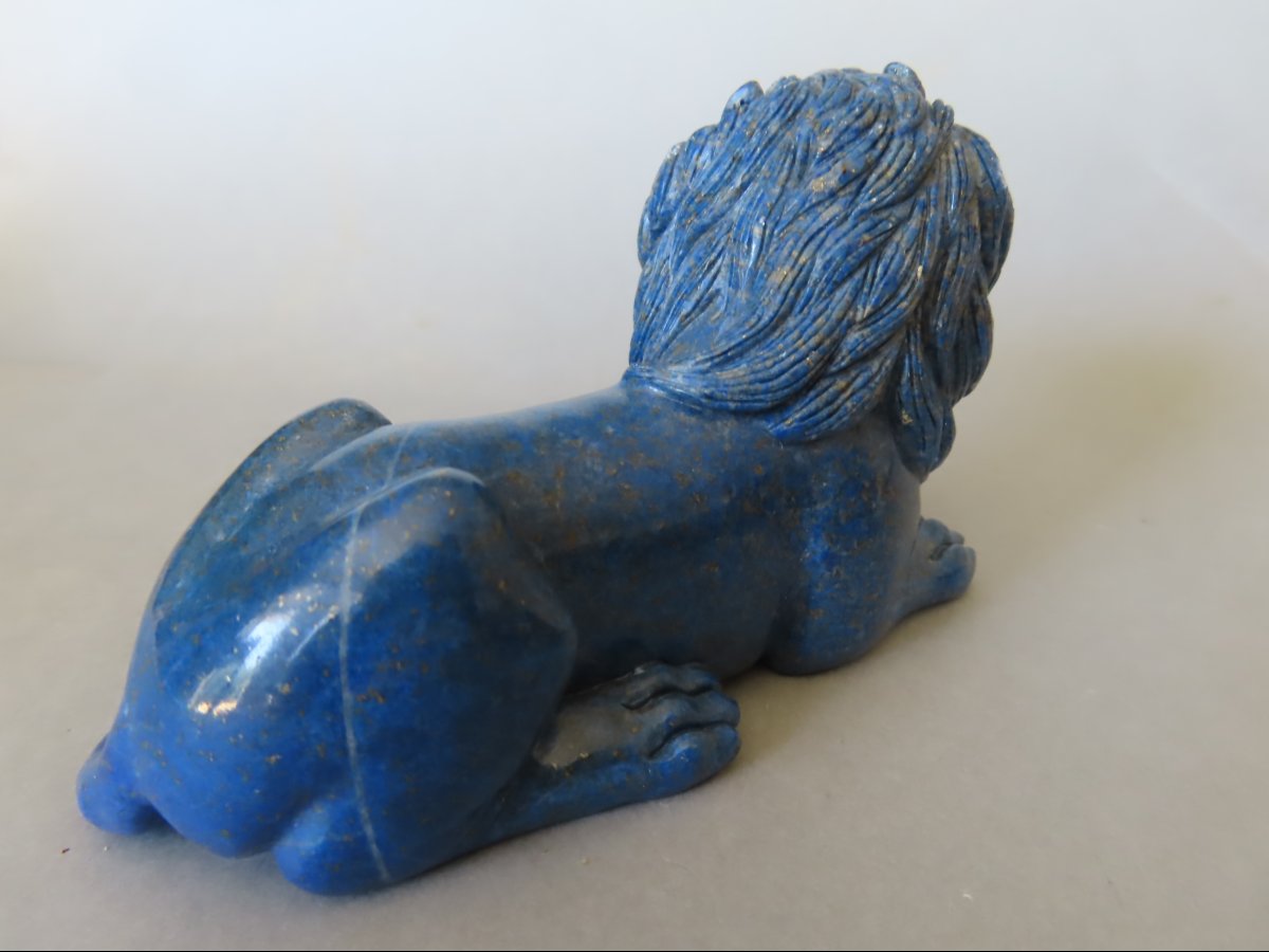 Lion couché en lapis lazuli.-photo-4