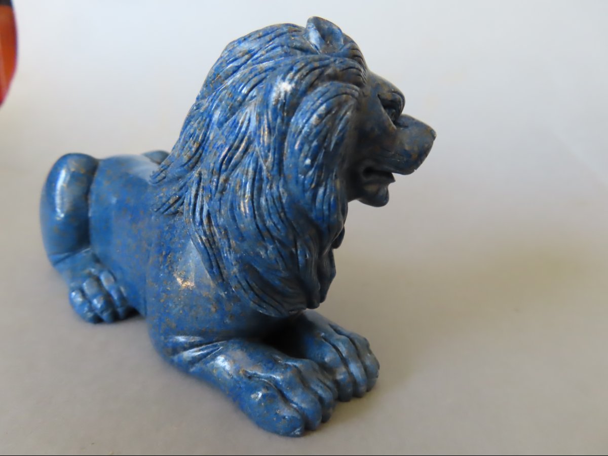 Lion couché en lapis lazuli.-photo-1