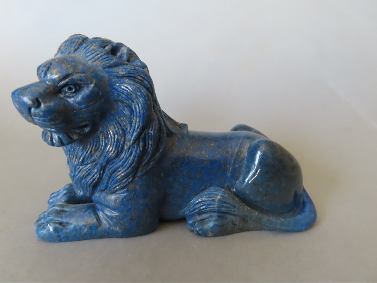 Lion couché en lapis lazuli.