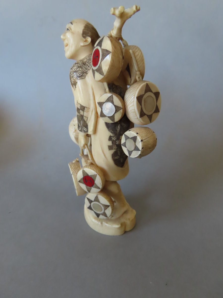 Ivory Okimono. The Peddler. Signed 利正 Toshimasa. Meiji Period, Japan (1868–1912)-photo-3