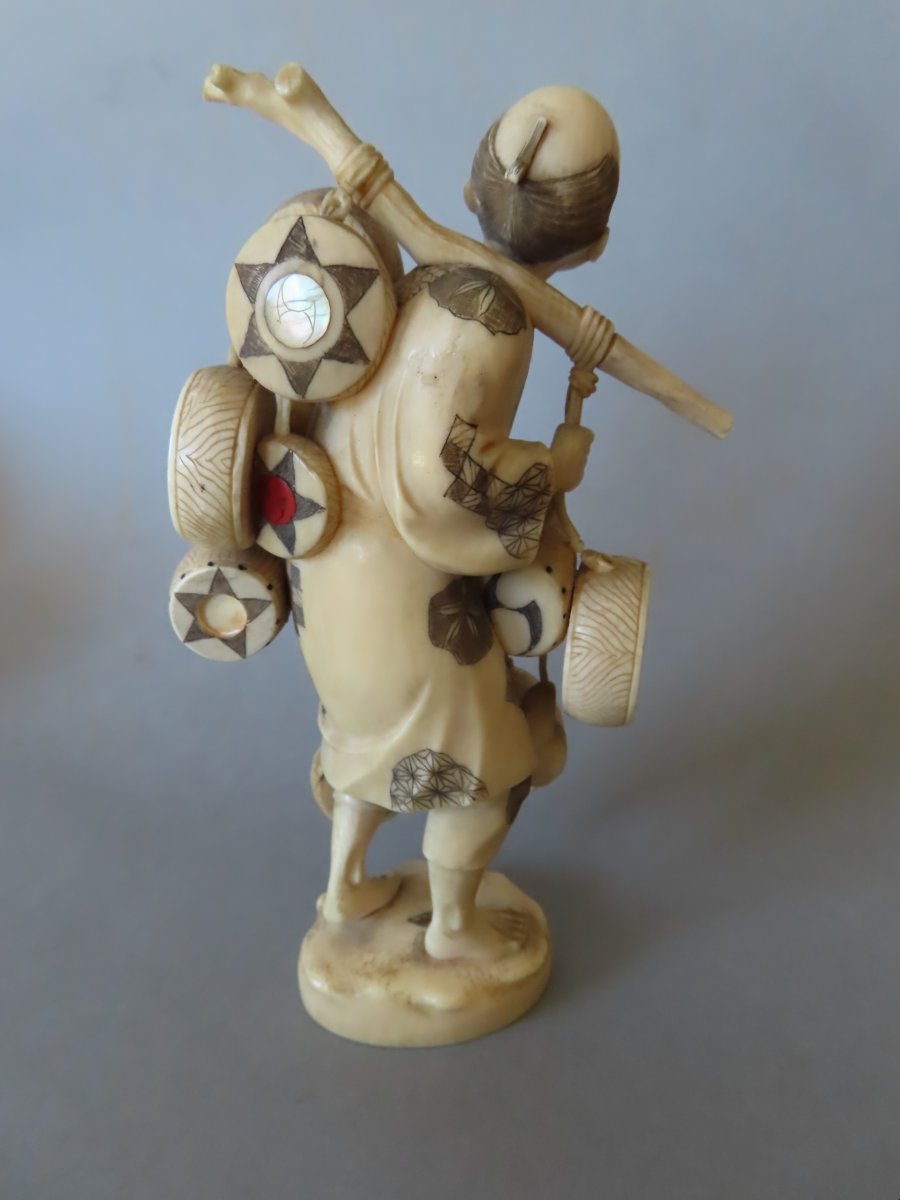 Ivory Okimono. The Peddler. Signed 利正 Toshimasa. Meiji Period, Japan (1868–1912)-photo-1