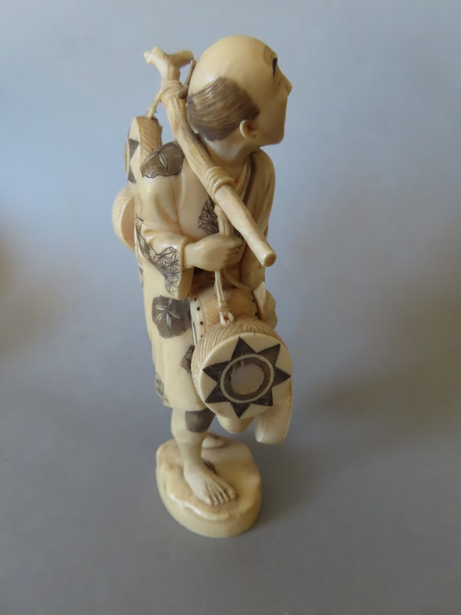 Ivory Okimono. The Peddler. Signed 利正 Toshimasa. Meiji Period, Japan (1868–1912)-photo-2