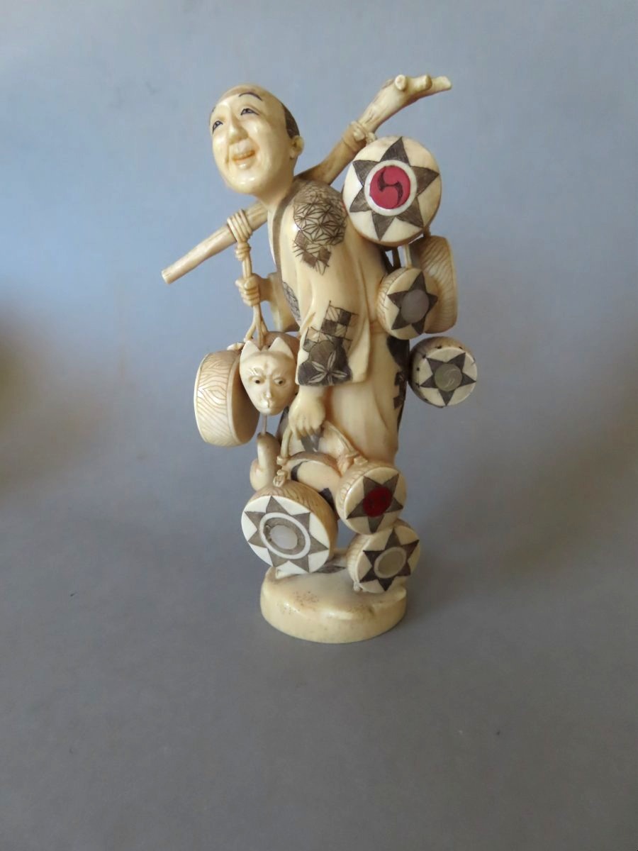 Ivory Okimono. The Peddler. Signed 利正 Toshimasa. Meiji Period, Japan (1868–1912)