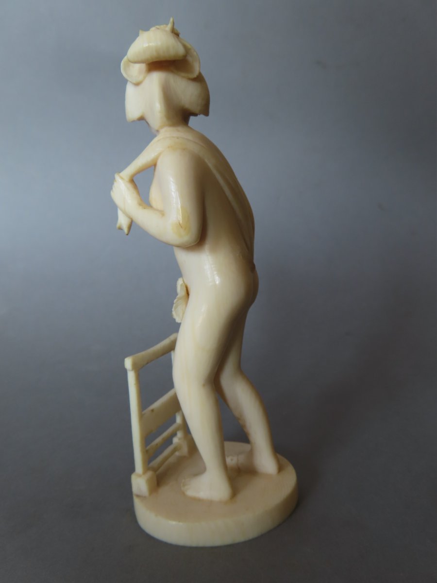 Okimono en ivoire. Jeune femme sortant du bain. Curiosa. Japon époque Meiji (1868-1912 )-photo-3