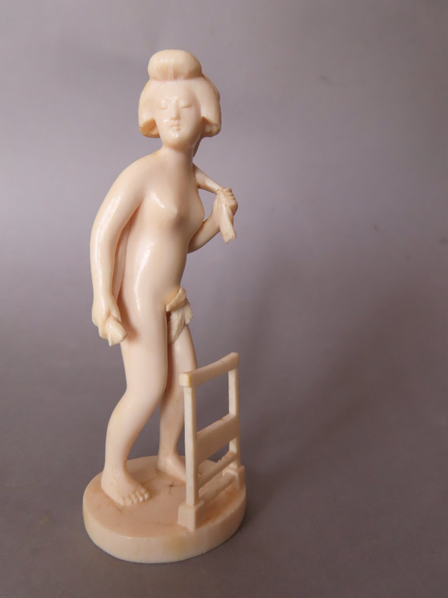 Okimono en ivoire. Jeune femme sortant du bain. Curiosa. Japon époque Meiji (1868-1912 )