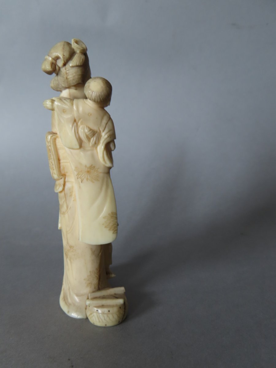 Ivory Okimono.  A Mother And Her Two Children. Meiji Period, Japan (1868–1912)-photo-1