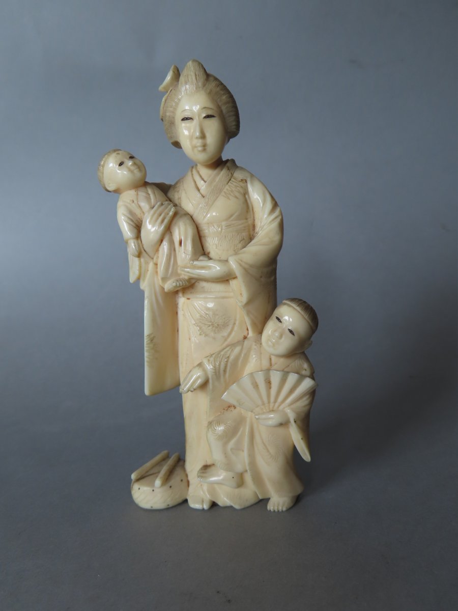 Ivory Okimono.  A Mother And Her Two Children. Meiji Period, Japan (1868–1912)