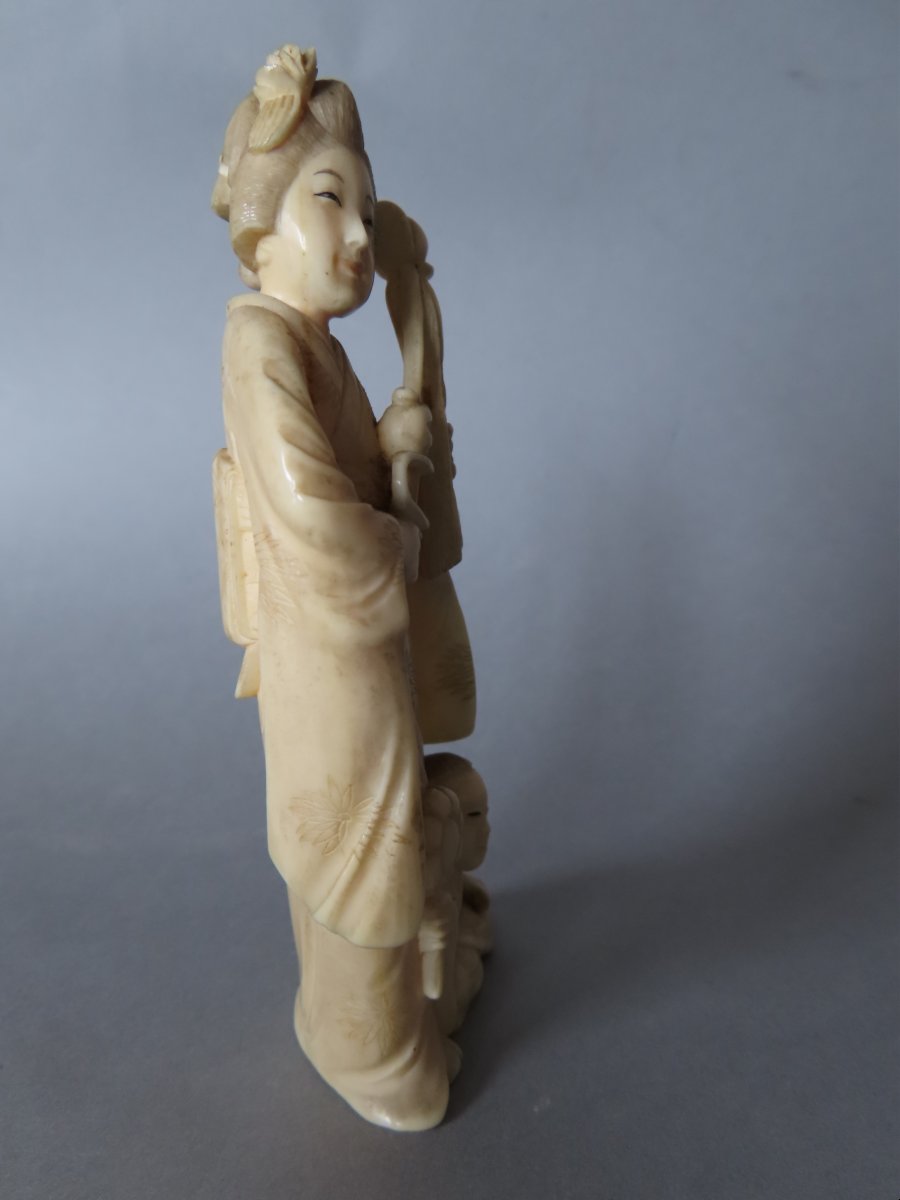 Ivory Okimono... Woman With A Lotus Flower. Meiji Period, Japan (1868–1912)-photo-1