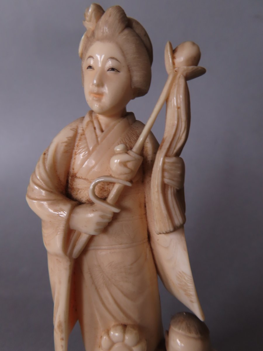 Ivory Okimono... Woman With A Lotus Flower. Meiji Period, Japan (1868–1912)-photo-3