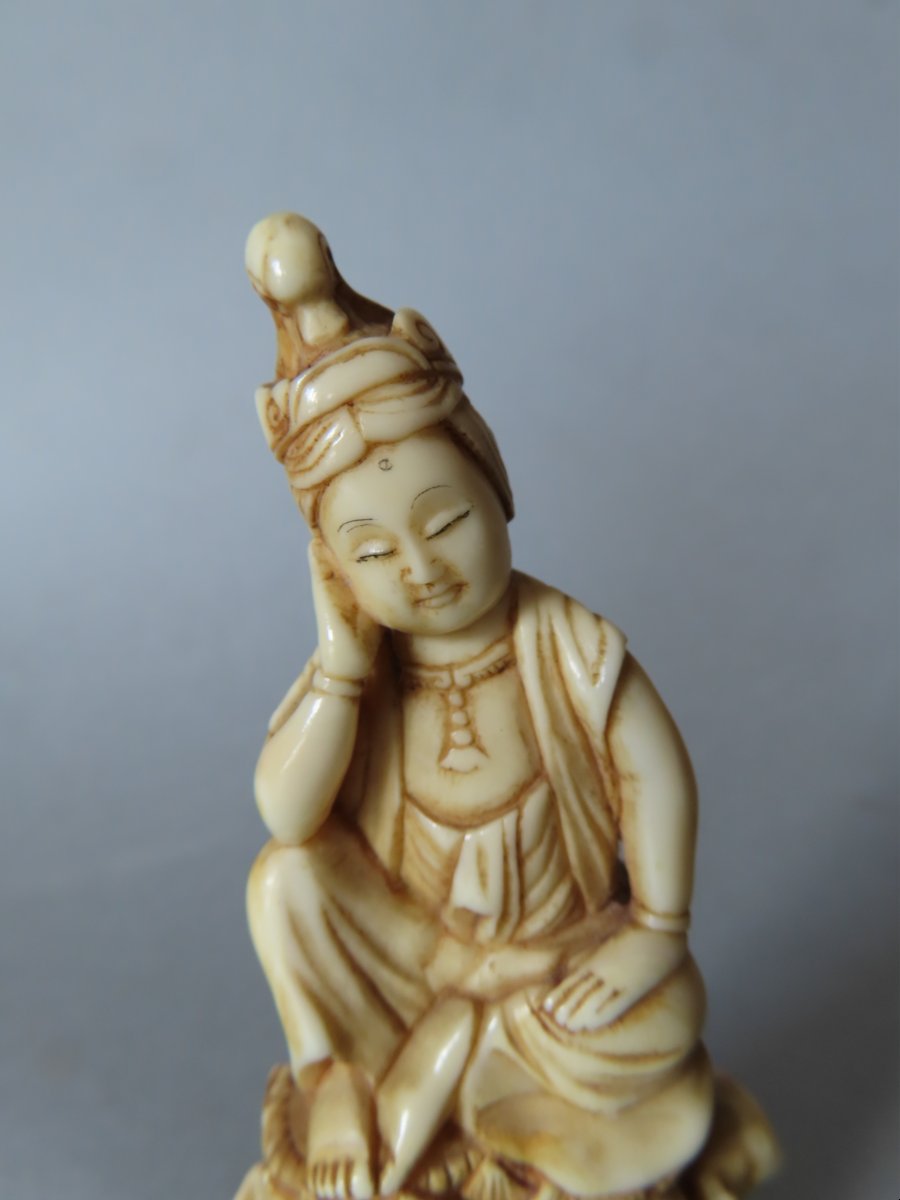 Okimono en ivoire marin. Bouddha enfant sommeillant. Japon époque Meiji (1868-1912 )-photo-2