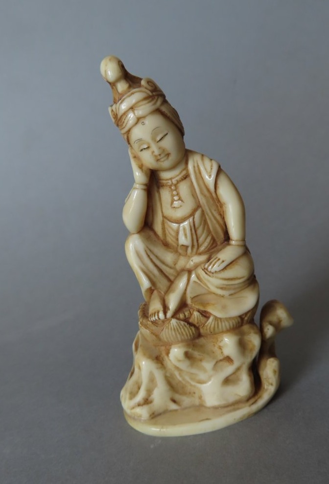 Okimono en ivoire marin. Bouddha enfant sommeillant. Japon époque Meiji (1868-1912 )