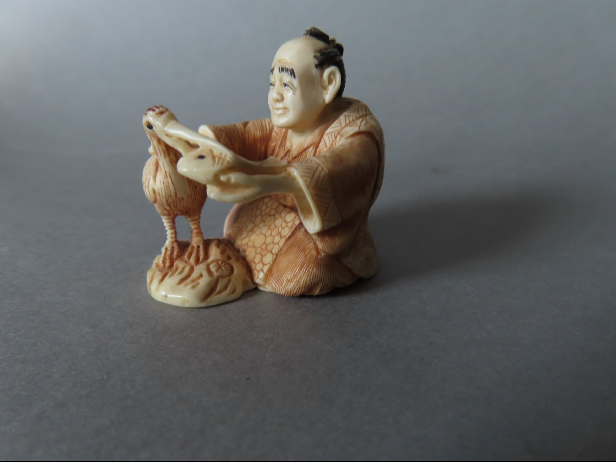 Netsuke Made Of Marine Ivory. A Crane Having Lunch. Japan, Taisho Period (1912–1928)-photo-2