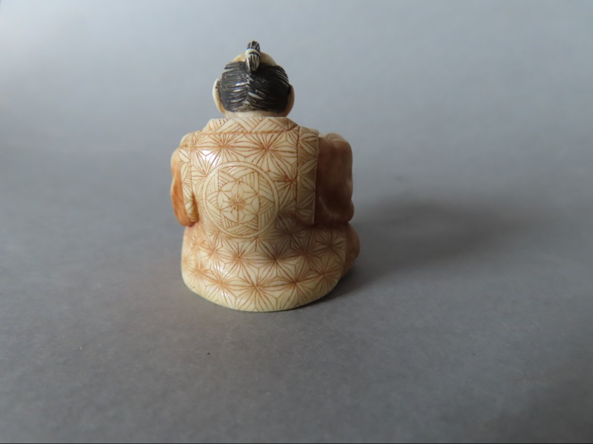 Netsuke Made Of Marine Ivory. A Crane Having Lunch. Japan, Taisho Period (1912–1928)-photo-4