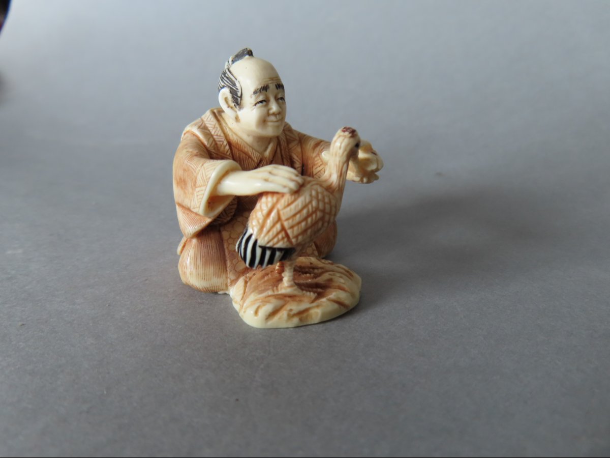 Netsuke Made Of Marine Ivory. A Crane Having Lunch. Japan, Taisho Period (1912–1928)-photo-2