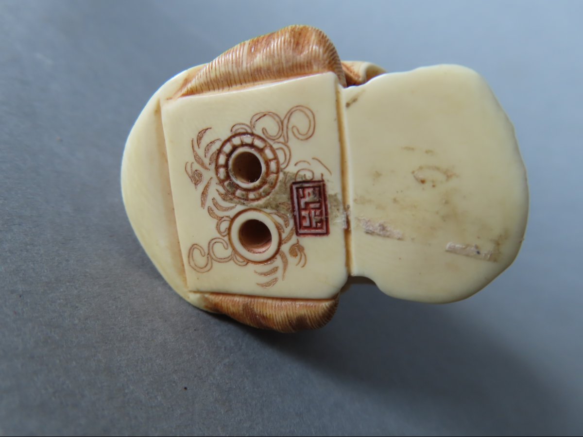 Netsuke Made Of Marine Ivory. A Crane Having Lunch. Japan, Taisho Period (1912–1928)-photo-4