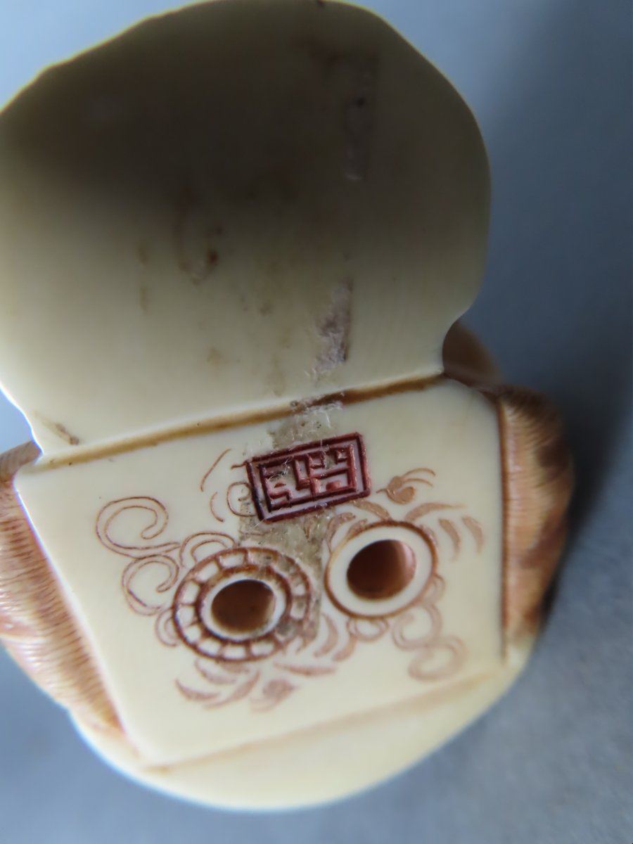 Netsuke Made Of Marine Ivory. A Crane Having Lunch. Japan, Taisho Period (1912–1928)-photo-5