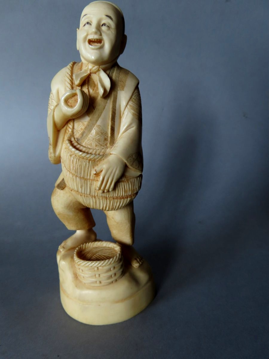 Okimono en ivoire. Les semailles. Japon époque Meiji (1868-12912 )