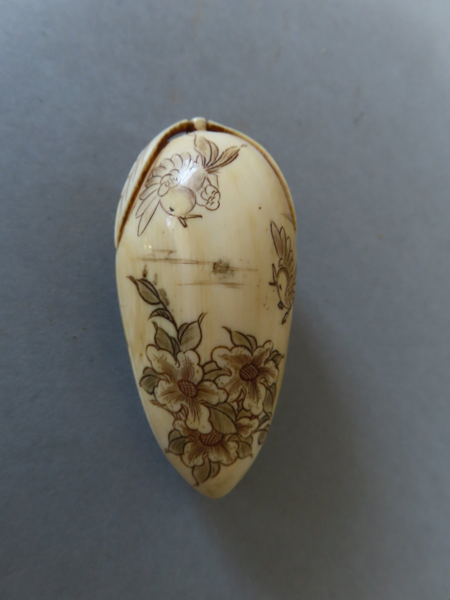 Erotic Ivory Netsuke. The Forbidden Fruit. Curiosa.  Japan, Taisho Period (1912–1928)
