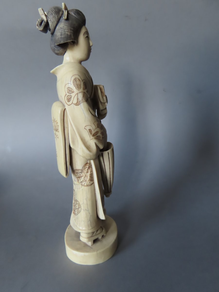 Okimono en ivoire.  Jeune femme aux geta. Japon époque Meiji (18689-1912 )-photo-1