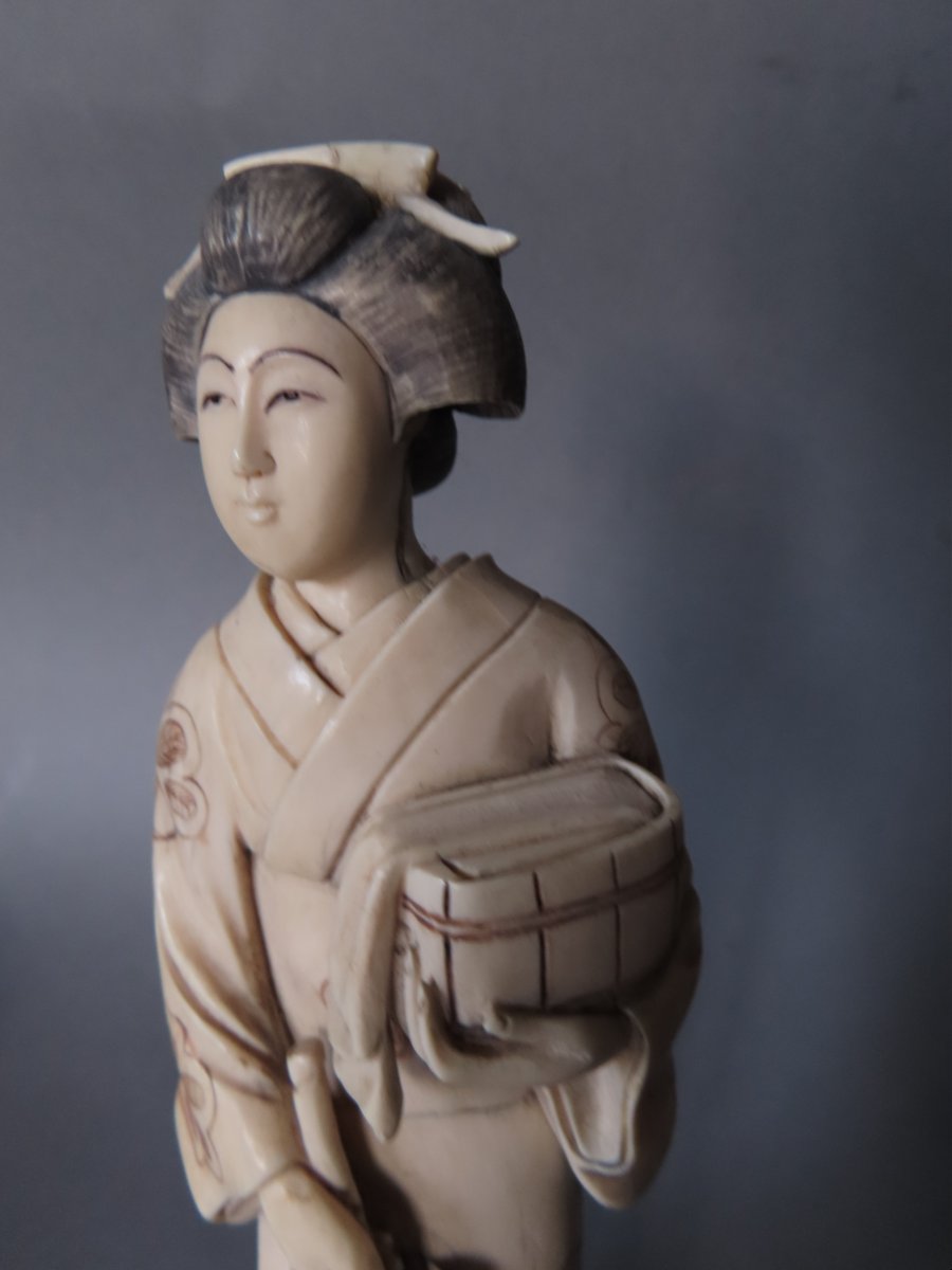 Okimono en ivoire.  Jeune femme aux geta. Japon époque Meiji (18689-1912 )-photo-3