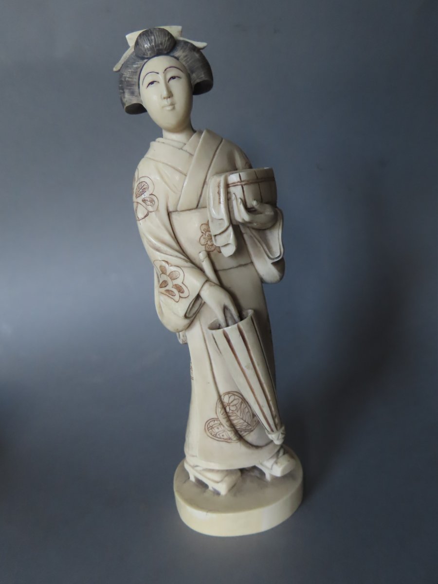 Okimono en ivoire.  Jeune femme aux geta. Japon époque Meiji (18689-1912 )