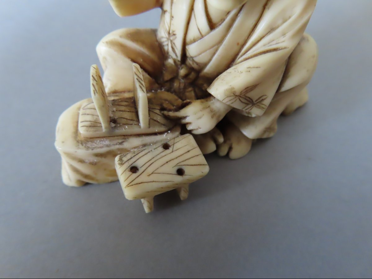 Okimono Made Of Marine Ivory. The Clumsy Craftsman. Meiji Period, Japan (1868–1912)-photo-3