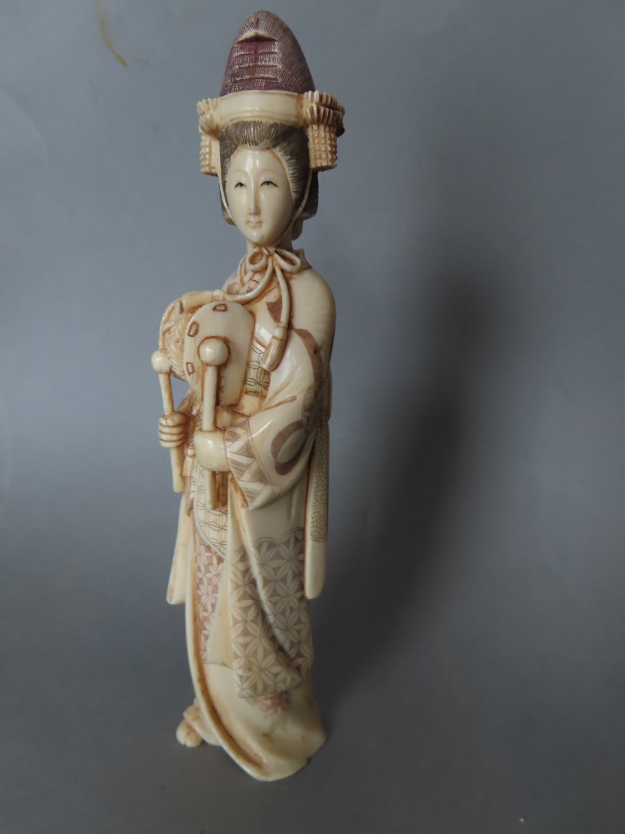 Okimono en ivoire. La musicienne au Taiko. Japon époque Taisho -1912-1928 )-photo-2