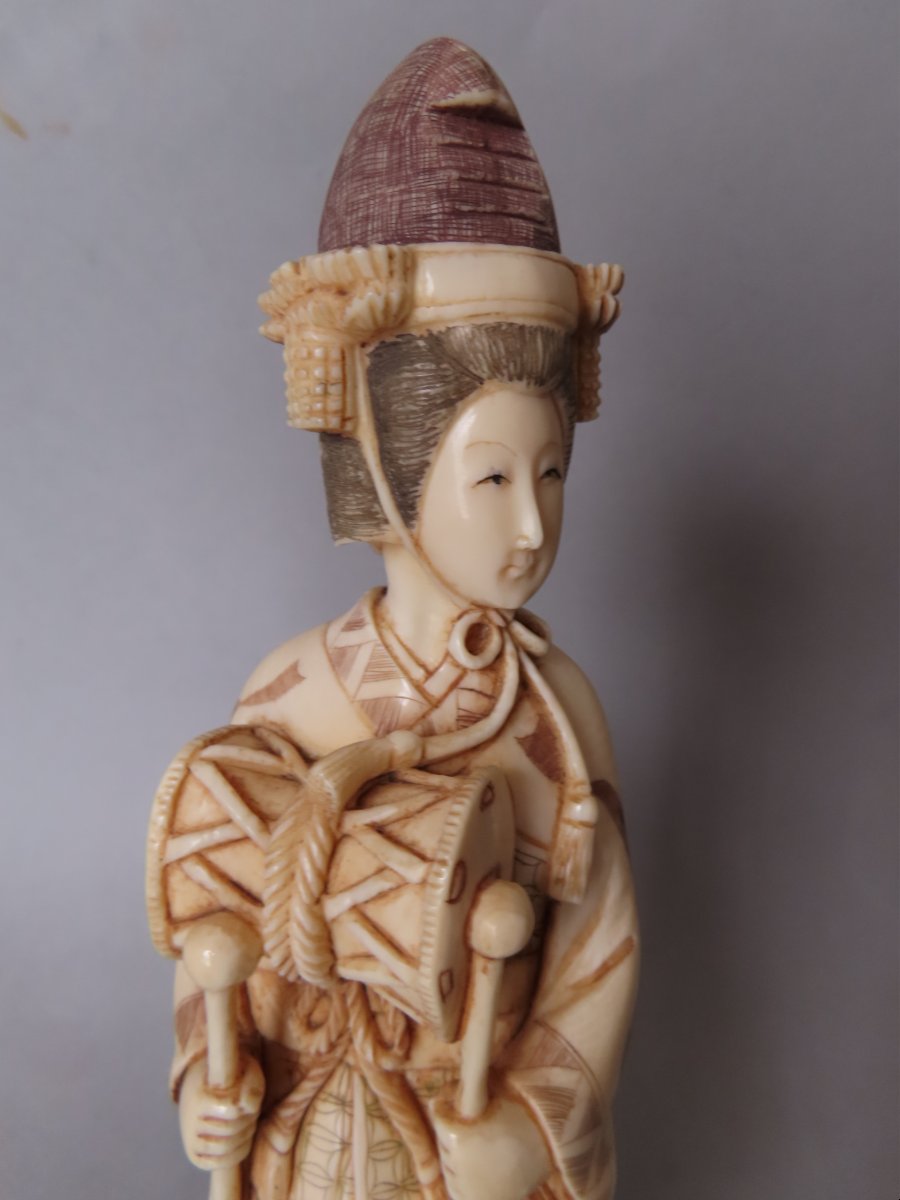 Okimono en ivoire. La musicienne au Taiko. Japon époque Taisho -1912-1928 )-photo-3