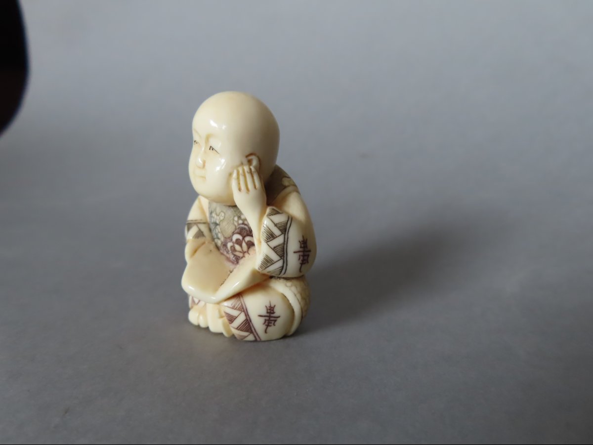 Netsuke en ivoire.  Karako à la lecture. Japon époque Taisho (1912-1928 )-photo-2