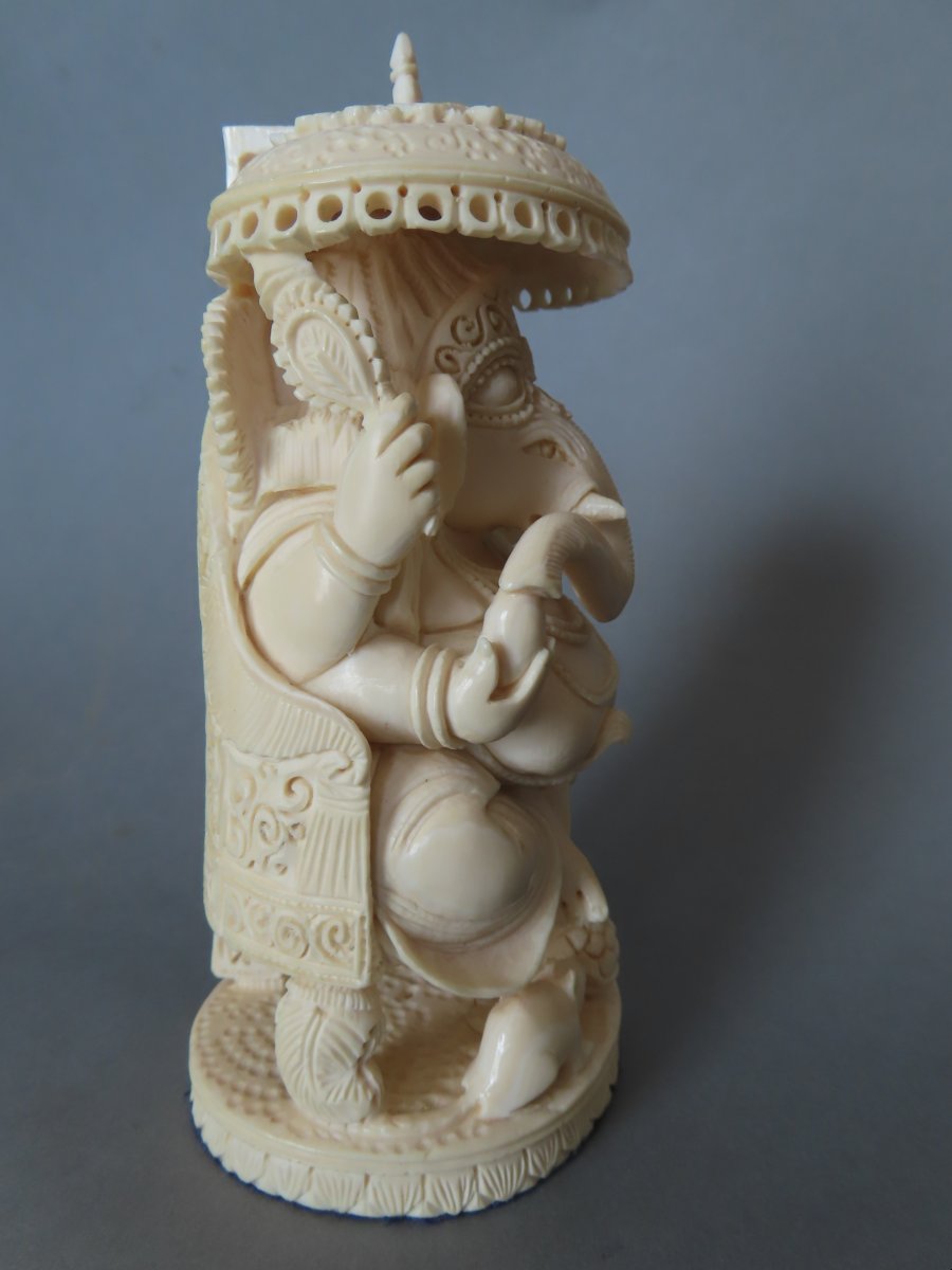 Statuette en ivoire. Le Dieu Ganesh sur son trône. Inde 1920-30.-photo-1