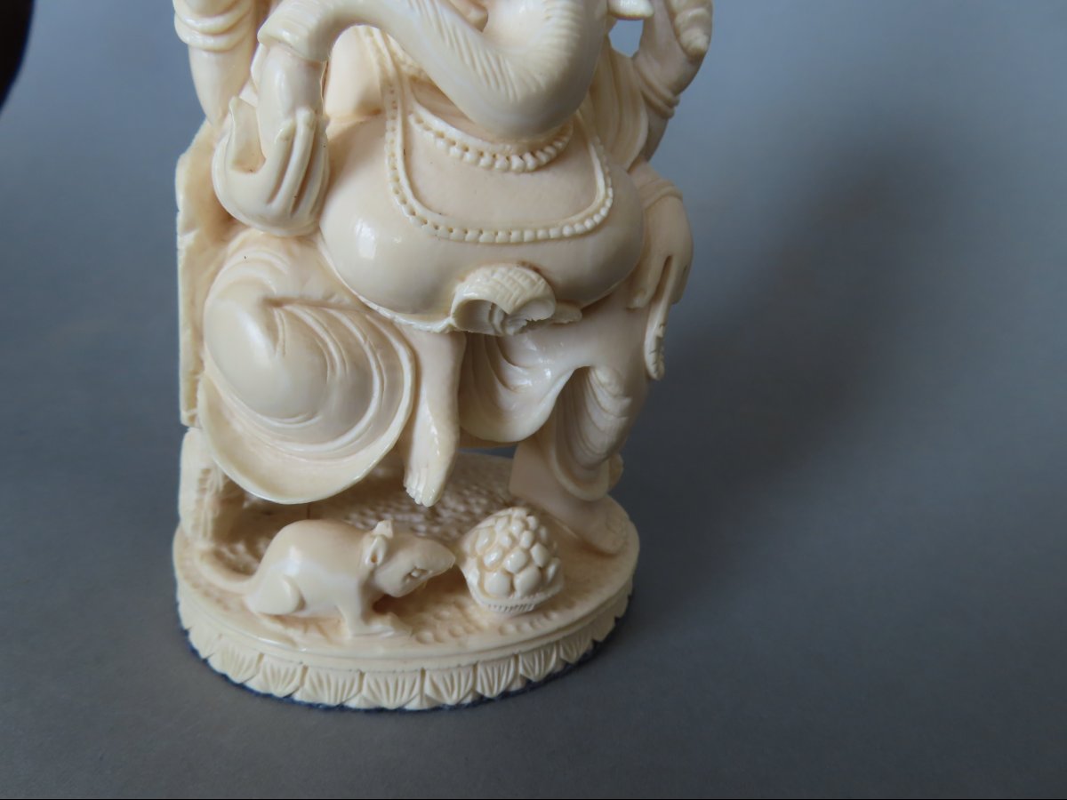 Statuette en ivoire. Le Dieu Ganesh sur son trône. Inde 1920-30.-photo-3