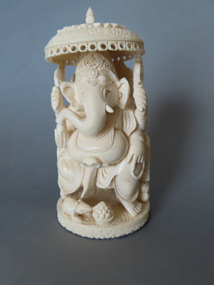 Statuette en ivoire. Le Dieu Ganesh sur son trône. Inde 1920-30.