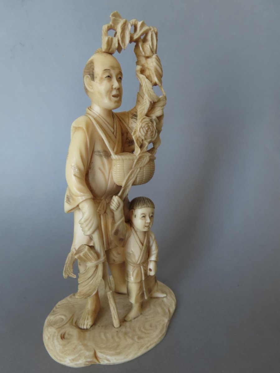 Okimono en ivoire. Jardinier et son fils. Japon époque Meiji (1868-1912 )-photo-1