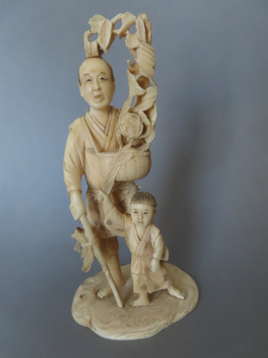 Okimono en ivoire. Jardinier et son fils. Japon époque Meiji (1868-1912 )