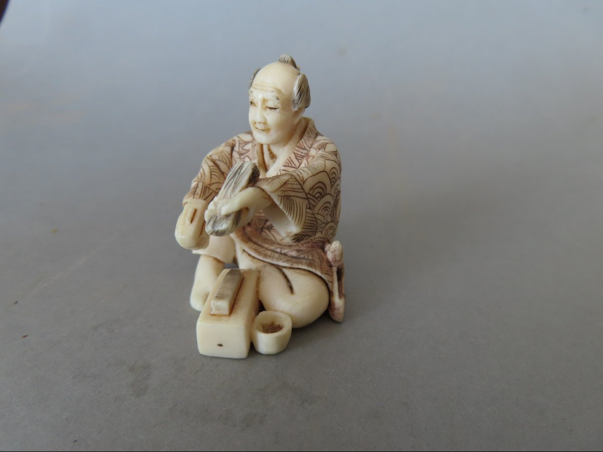 Netsuke en ivoire. Scène de rue, artisan au marteau. Japon époque Taisho (1912-1928 )-photo-2