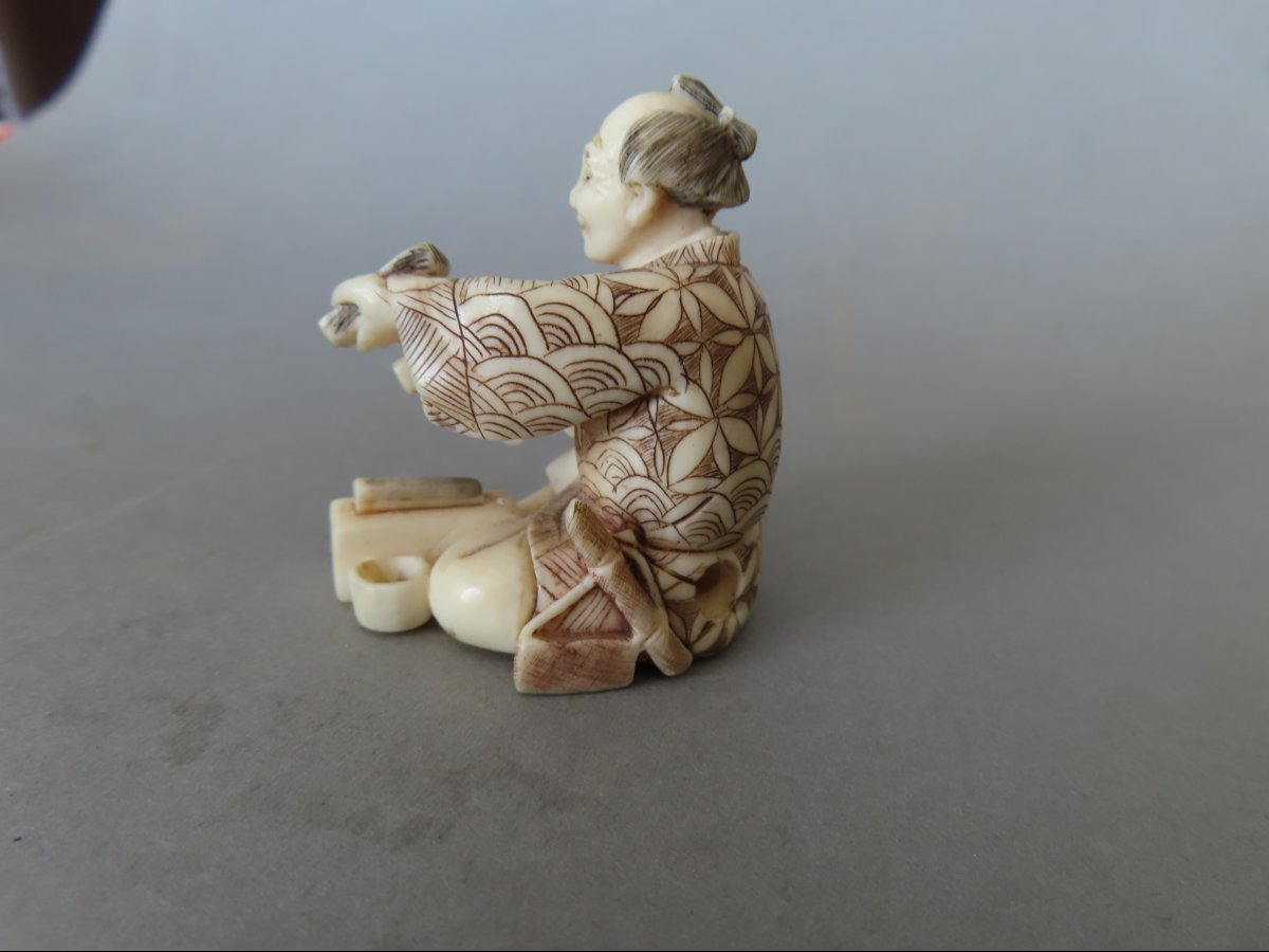 Netsuke en ivoire. Scène de rue, artisan au marteau. Japon époque Taisho (1912-1928 )-photo-3