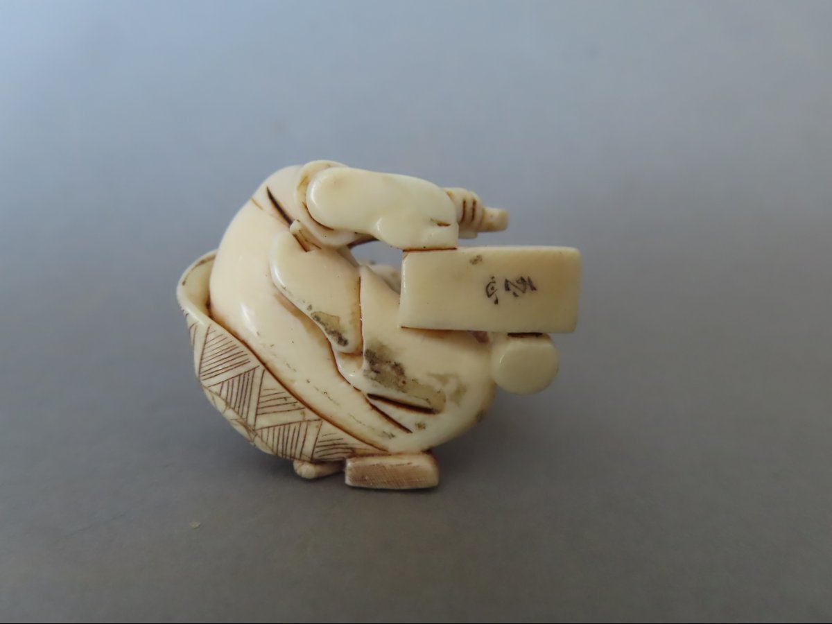 Netsuke en ivoire. Scène de rue, artisan au marteau. Japon époque Taisho (1912-1928 )-photo-2