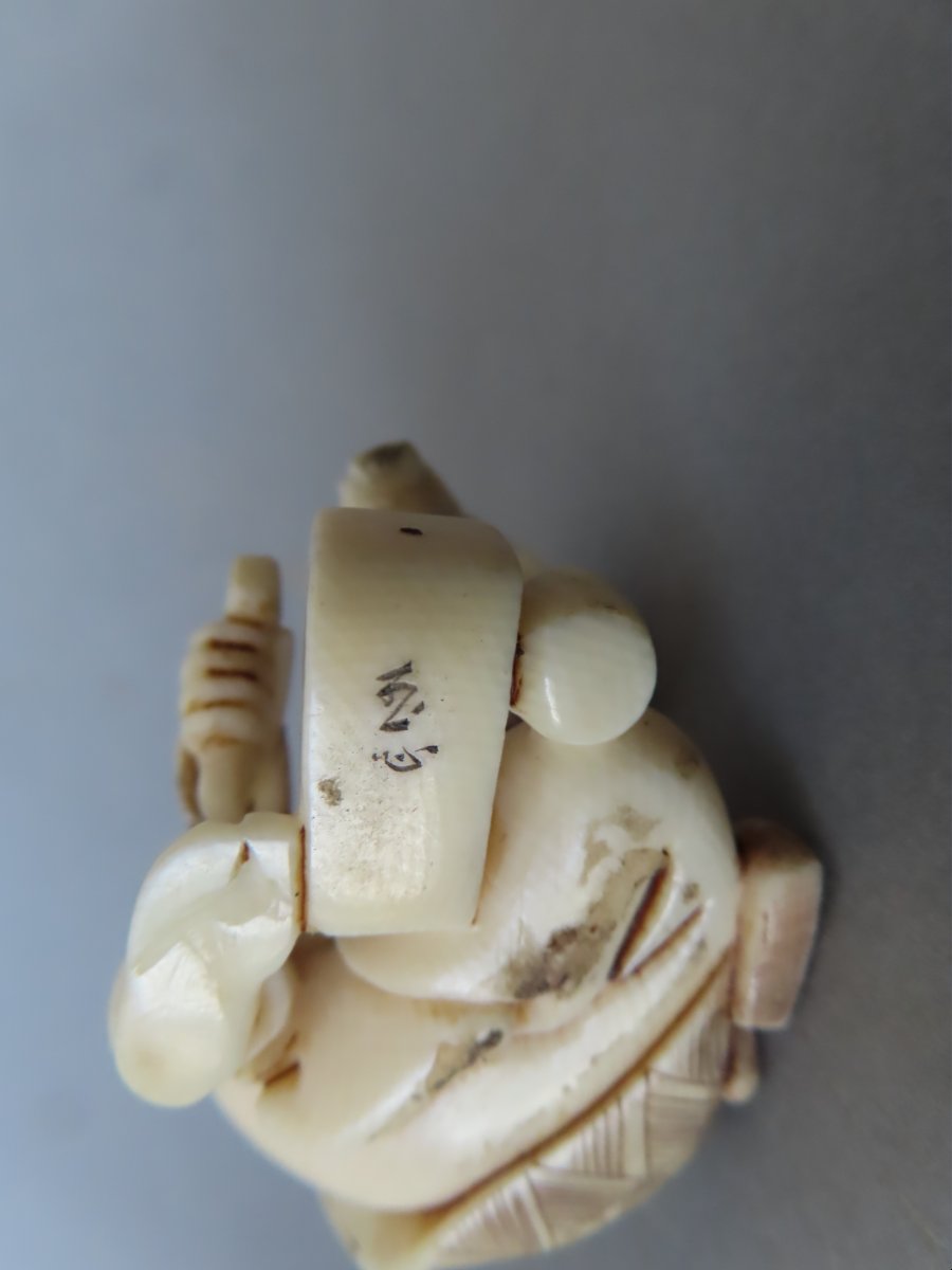 Netsuke en ivoire. Scène de rue, artisan au marteau. Japon époque Taisho (1912-1928 )-photo-3