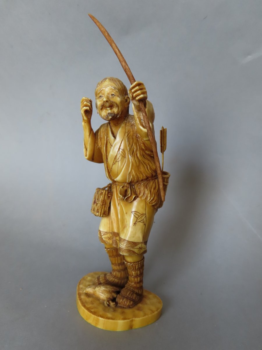 Okimono en ivoire. Chasseur à l'arc. Japon époque Meiji (1868-1912 )-photo-2