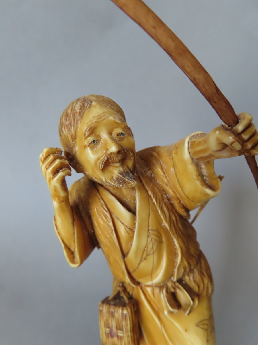 Okimono en ivoire. Chasseur à l'arc. Japon époque Meiji (1868-1912 )-photo-5