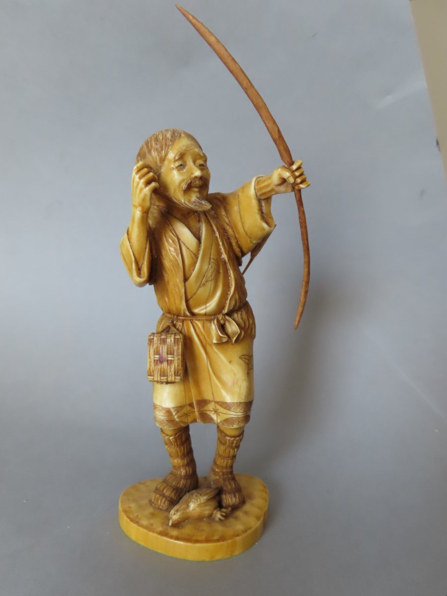 Okimono en ivoire. Chasseur à l'arc. Japon époque Meiji (1868-1912 )