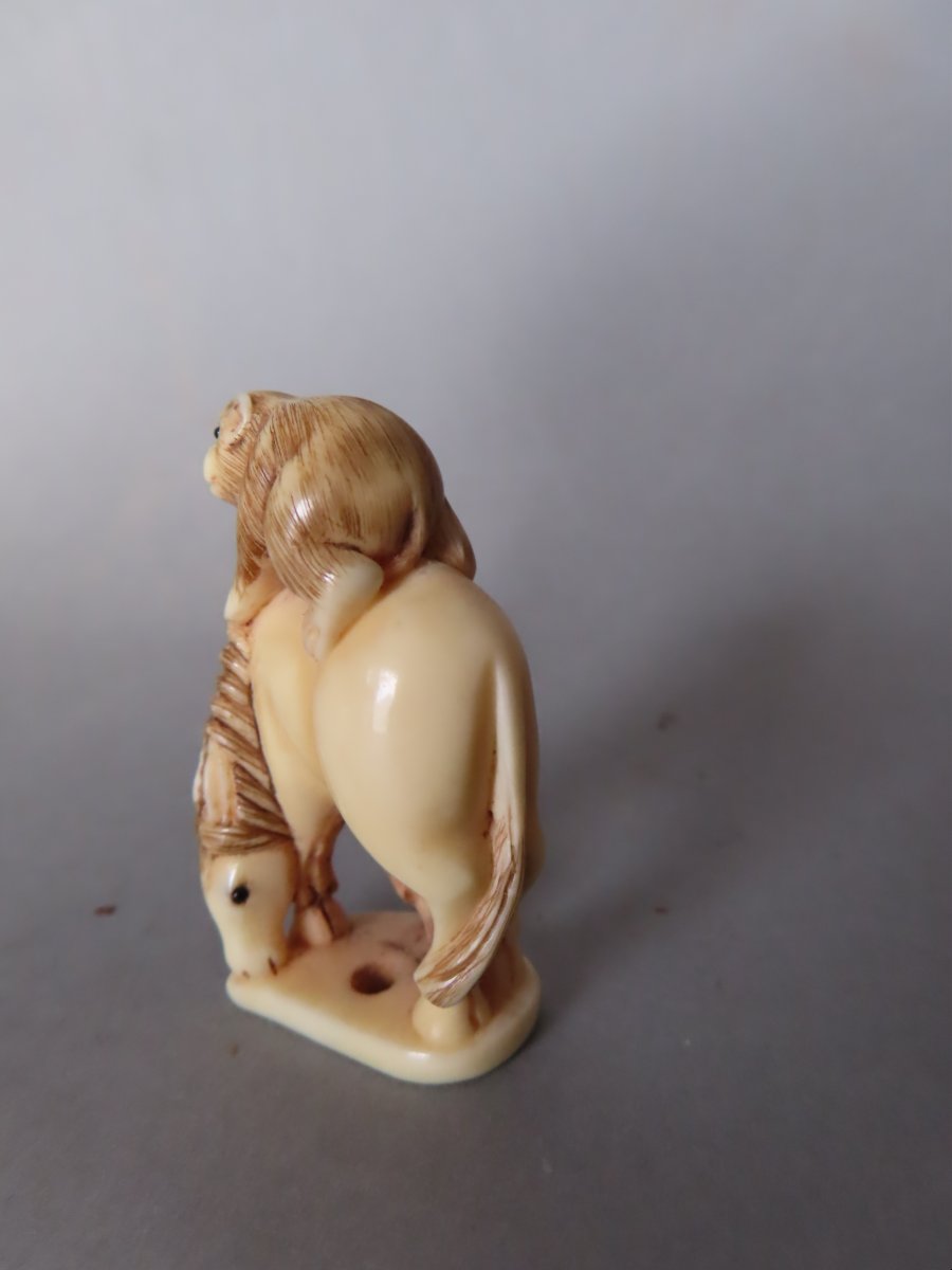 Ivory Netsuke. Monkey On A Horse. Japan, Taisho Period (1912–1928)-photo-2
