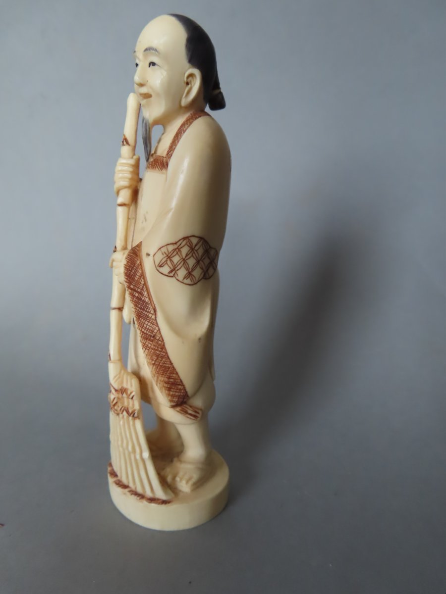 Okimono en ivoire. Le balayeur. Japon époque Taisho (1912-1928 )-photo-2