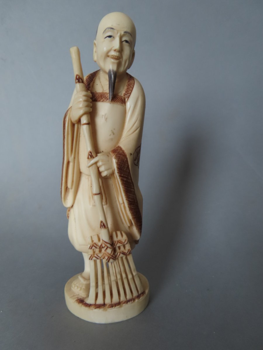 Okimono en ivoire. Le balayeur. Japon époque Taisho (1912-1928 )